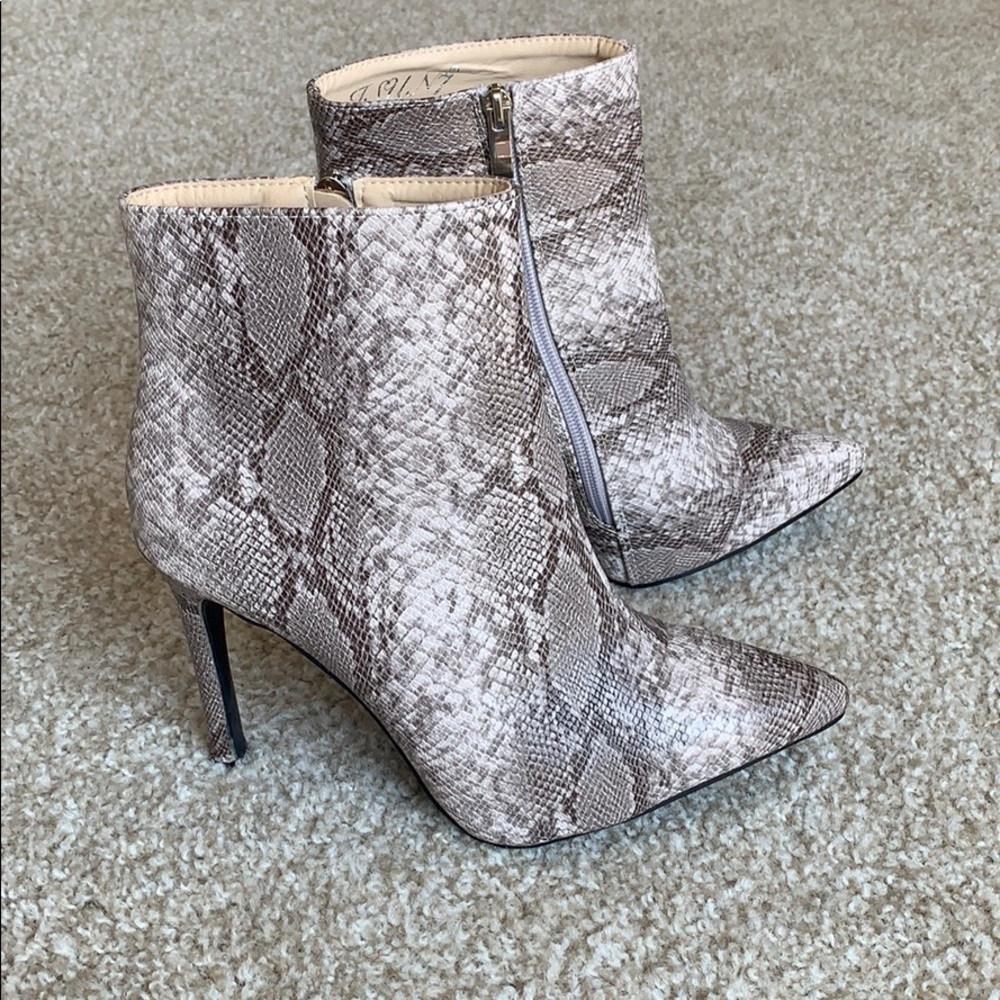 Shake print heeled boots